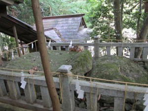 赤猪岩神社の猪岩を封印している石